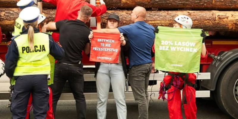 Ciężarówka z drewnem zablokowała pas w kierunku ul Okrzei – akcja Greenpeace