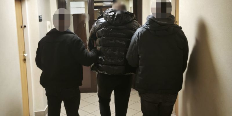 32-latek poszukiwany listem gończym zatrzymany. Próbował ukryć się przed policjantami w szafie