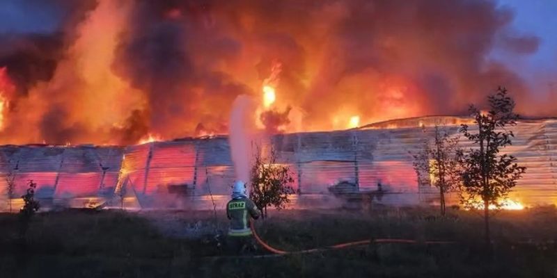 Pożar hurtowni zniczy w Piotrowicach. W akcji 27 zastępów straży pożarnej