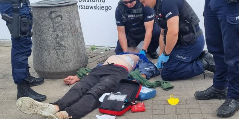 Policjanci uratowali życie mężczyźnie po upadku z wysokości w centrum Warszawy