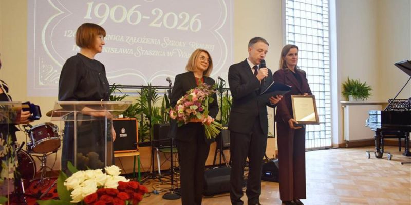 XIV LO im. Stanisława Staszica w Warszawie uhonorowane Honorową Odznaką "Zasłużony dla Mazowsza"