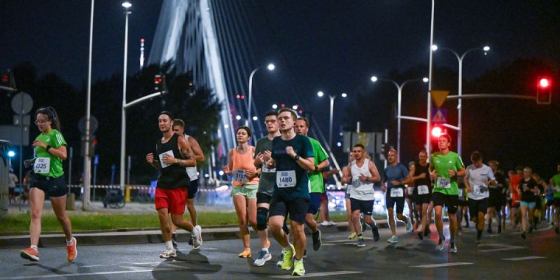 Warszawa w biegu nocą: już w sobotę Wizz Air Night Half Marathon i Praska 5K Run