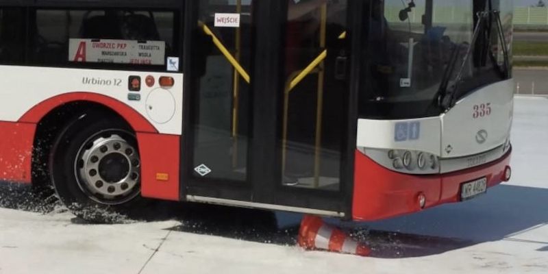 Wypadek w Warszawie: autobus wjechał w przejście podziemne