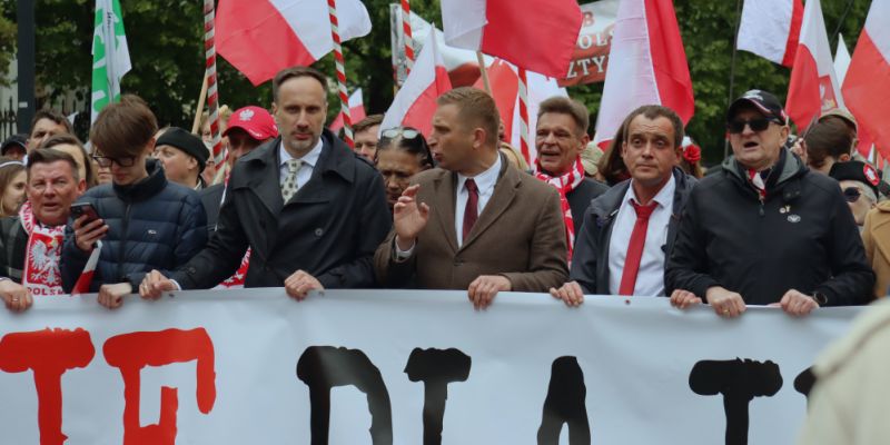 Marsz przeciw migracji w Warszawie. „Tu jest Polska” i petycja do premiera