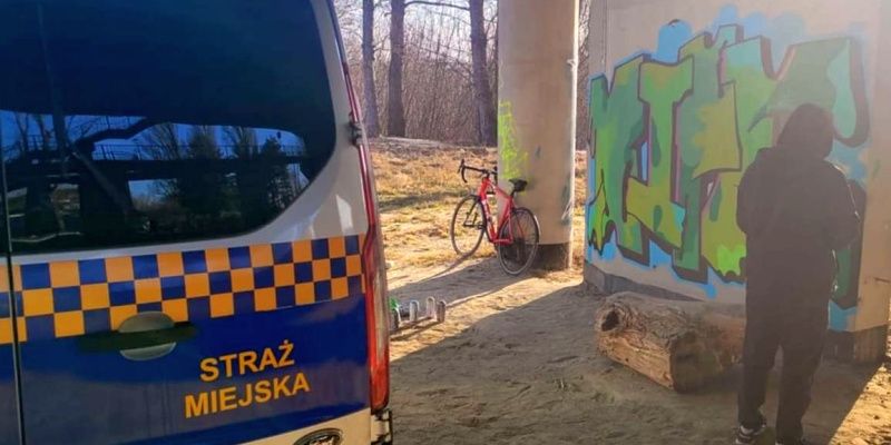 Złapany na gorącym uczynku: malował graffiti na moście Łazienkowskim