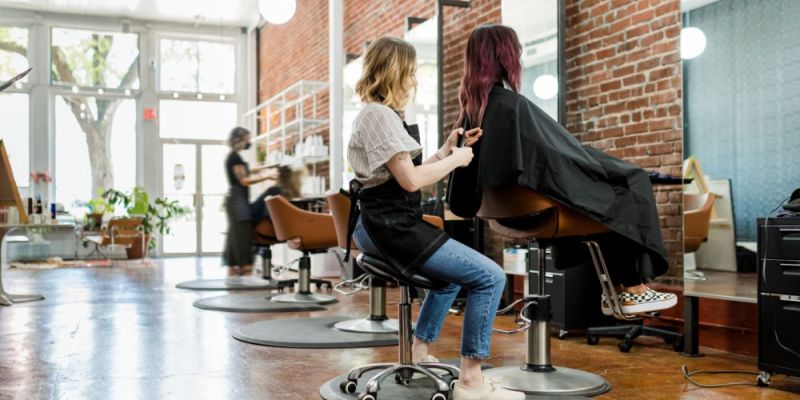 Fotele fryzjerskie dopasowane do potrzeb – zadbaj o stylowe wyposażenie i najwyższy standard usług w swoim salonie