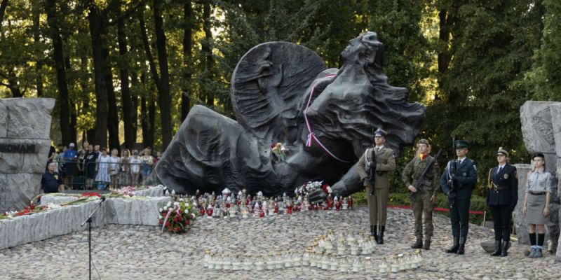Warszawa honoruje swoich bohaterów: szerokie wsparcie dla Powstańców Warszawskich