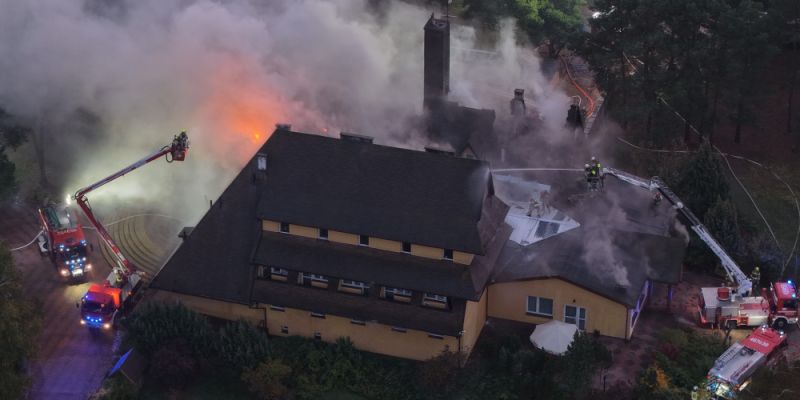 Pożar hotelu w Mniszewie: Ponad 140 strażaków walczy z ogromnym ogniem