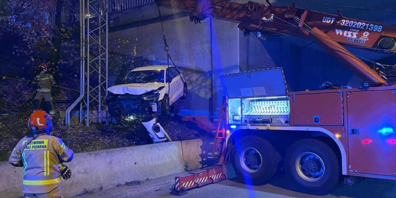 Samochód spadł z wiaduktu nad trasą S8. Akcja służb ratunkowych trwała kilka godzin