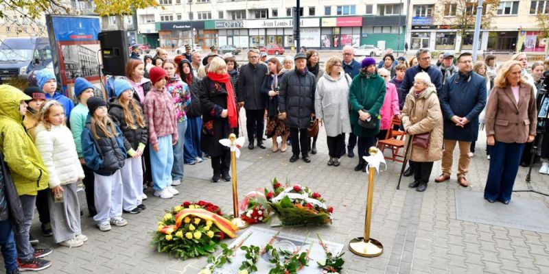 Warszawa pamięta Irenę Sendlerową - odsłonięto nową tablicę pamiątkową na Ochocie