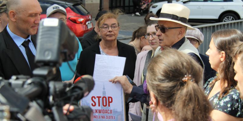 Protest przy tunelu, który łączy ulicę Złotą z Placem Defilad.