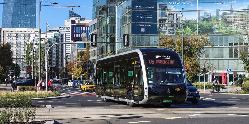 Futurystyczny autobus testowany na warszawskich ulicach