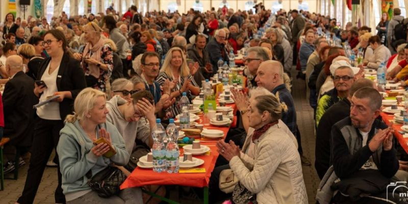 Wielkanocne śniadanie dla samotnych w Warszawie – setki osób razem przy jednym stole
