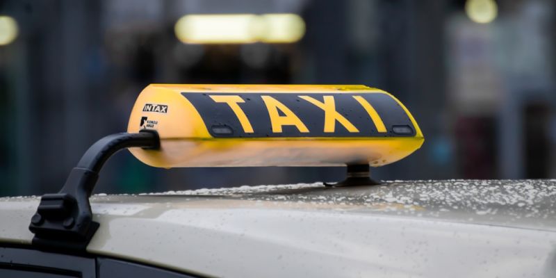 Nielegalne taksówki i przewozy w Warszawie: ponad 400 nieprawidłowości wykrytych w 2023 r