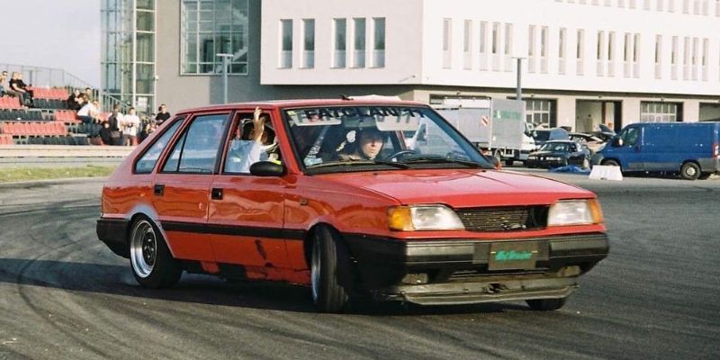 Retro motoryzacja: zamiast nowych aut, młodzi Polacy wybierają stare klasyki