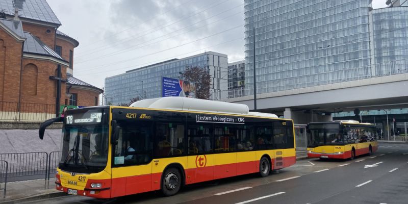 Weekendowe zmiany w kursowaniu tramwajów i autobusów w al. Niepodległości