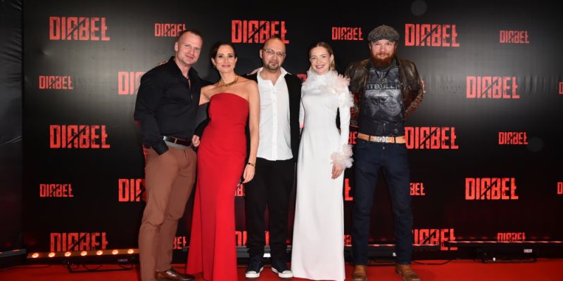 Krzysztof „Diablo” Włodarczyk, Vix.N, Łukasz „Juras” Jurkowski, Lubos, Gałązka, Popławska na premierze filmu „Diabeł”.  Pierwsze recenzje zaproszonych gości