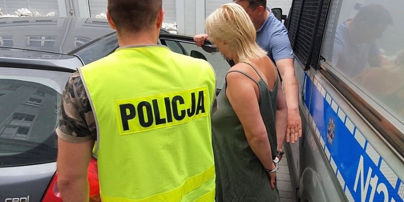 Policjanci zatrzymali dwie kobiety, które pijane opiekowały się czwórką dzieci