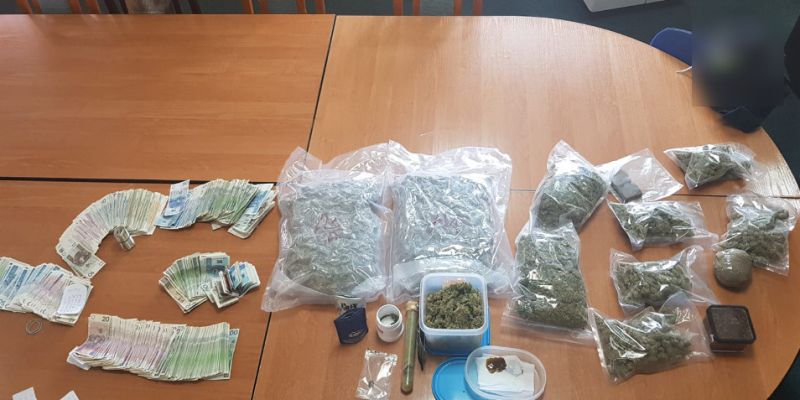 Zatrzymano 7 osób, blisko 4 kg narkotyków i pieniądze w łącznej kwocie ok. 130 tysięcy złotych.