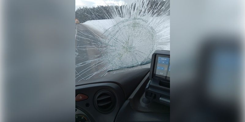 Wyrzucał jogurty z samochodu, uszkodził trzy pojazdy. 29-latek usłyszał zarzuty