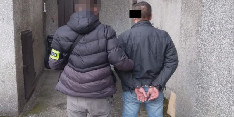 Uciekinier ukrywał się we wsi pod Mławą, zatrzymali go kryminalni z Targówka