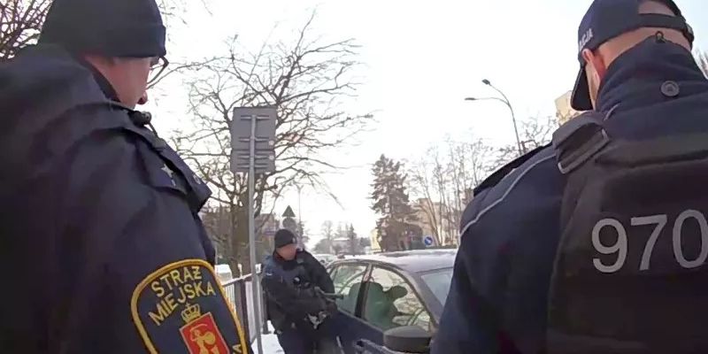 Pies pozostawiony w aucie na silnym mrozie. Interweniowali strażnicy miejscy