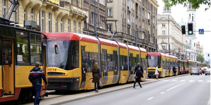 Niebezpieczny incydent w tramwaju w centrum Warszawy. Mężczyzna miał przy sobie nóż