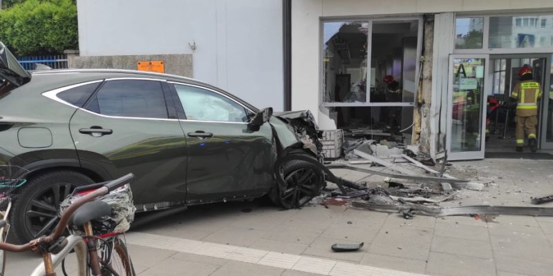 Auto wbiło się w budynek na Alei Krakowskiej. Ranny kierowca i pracownik serwisu sprzątającego
