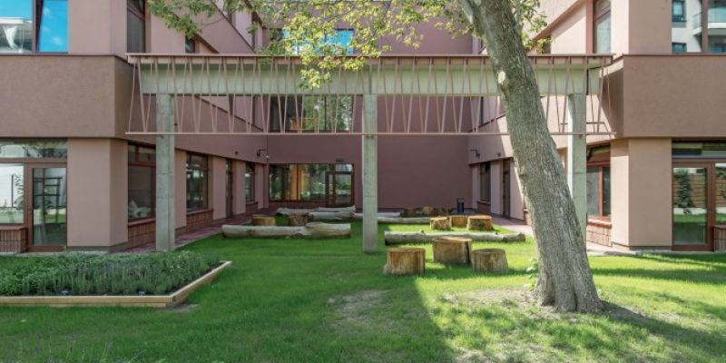 Prywatny inwestor wybudował publiczną placówkę. Mokotów z nowym budynkiem szkoły