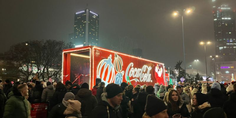 Kultowa ciężarówka Coca-Coli zaparkowała pod PKiN