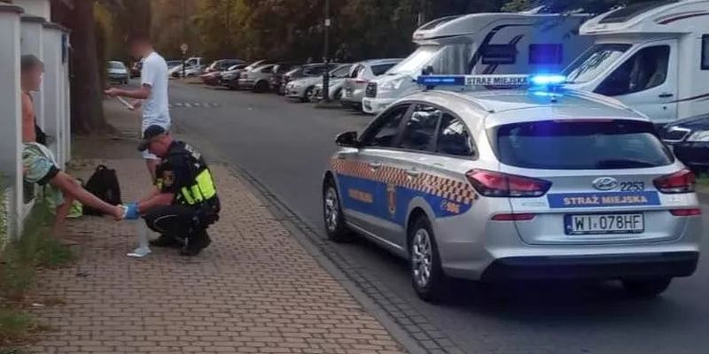 Dramatyczna akcja nad Jeziorkiem Czerniakowskim. Strażnicy miejscy uratowali życie 22-latkowi