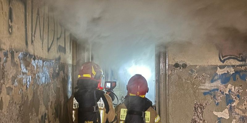 Pożar poddasza kamienicy na Tarchomińskiej. Ewakuowano 20 osób