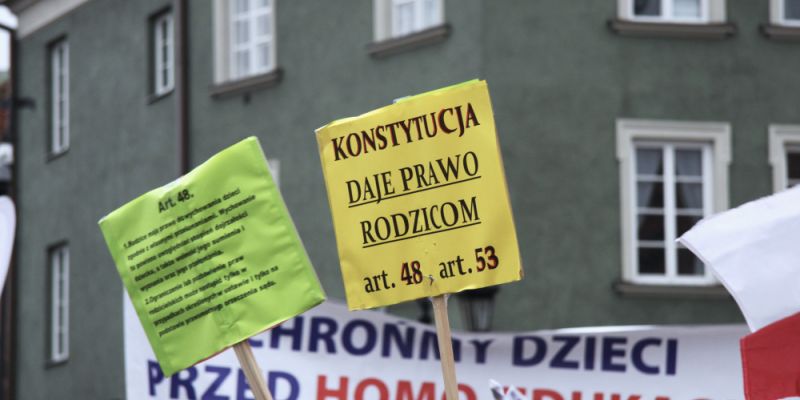 Relacja z manifestacji rodziców – “krzywdy raz wyrządzonej dziecku już nie da się odwrócić”