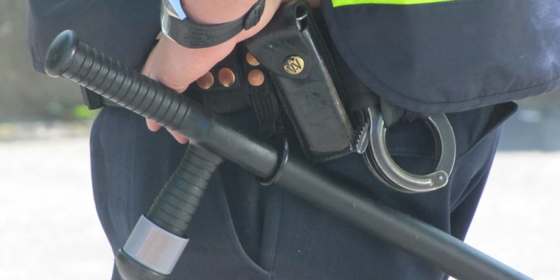 Siła fizyczna, ręczny miotacz gazu, pałki teleskopowe i paralizatory - jak UW zamierza zatroszczyć się o swoich studentów?