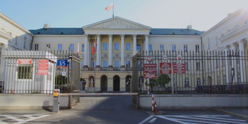 Zakaz krzyży w urzędach w Warszawie? Trzaskowski odpowiada
