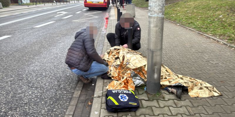Starsza kobieta zasłabła na ulicy. Pomogli jej policjanci