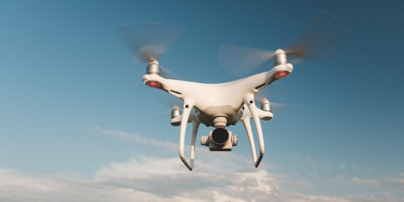 Zakaz lotów dronami nad trasą defilady. Policja: surowe kary za złamanie przepisów