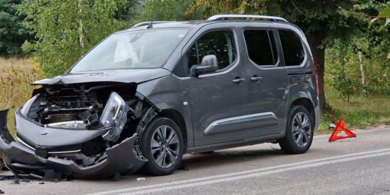 Tragiczny wypadek motocyklisty i samochodu osobowego w Milęcinie: śmiertelna kolizja na drodze