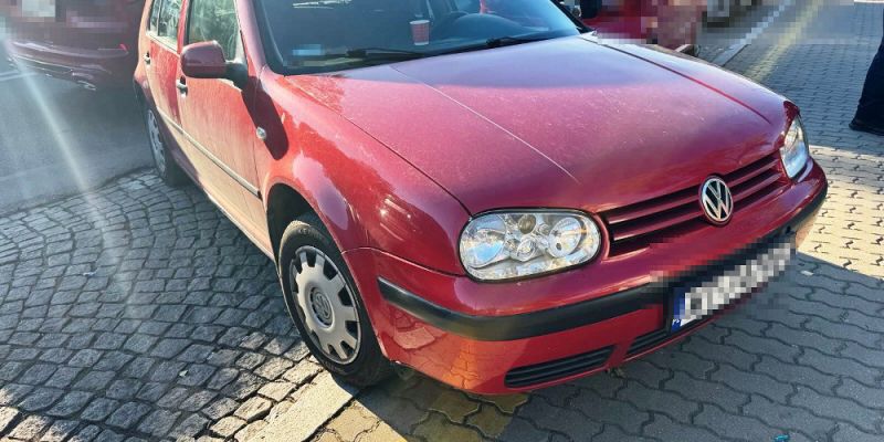 Kierowca, pod wpływem narkotyków i z sądowymi zakazami, wiózł w bagażniku młodą kobietę