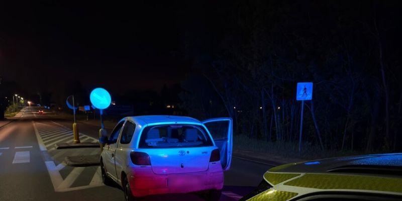 Pijany kierowca wjechał w znak i próbował przekupić policjantów
