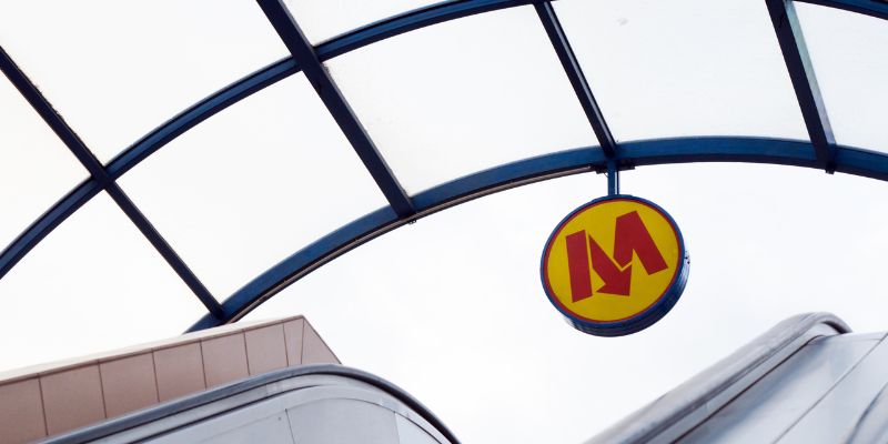 Metro szlifuje szyny. Nocne prace obejmą kilkadziesiąt kilometrów torów