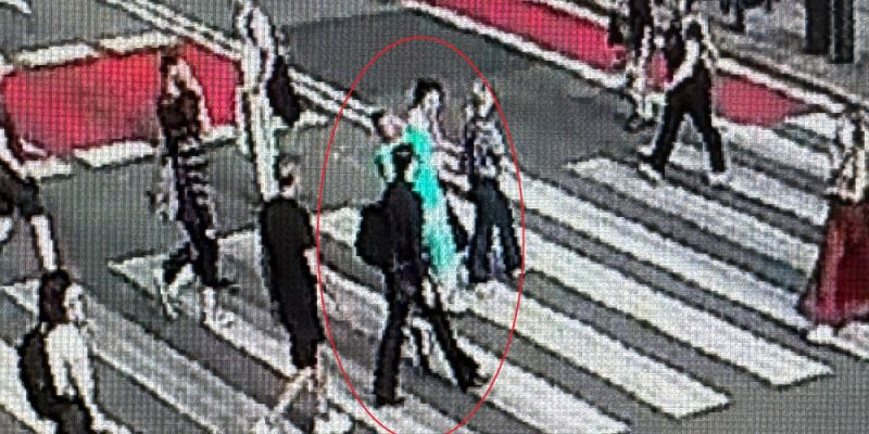 Brutalna napaść w centrum: agresor zatrzymany kilka minut po uderzeniu przechodnia na pasach