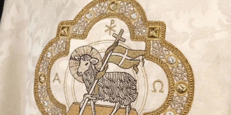 Ornaty.pl: Synonim Najwyższej Jakości Materiałów i Starannego Wykończenia w Szatach Liturgicznych