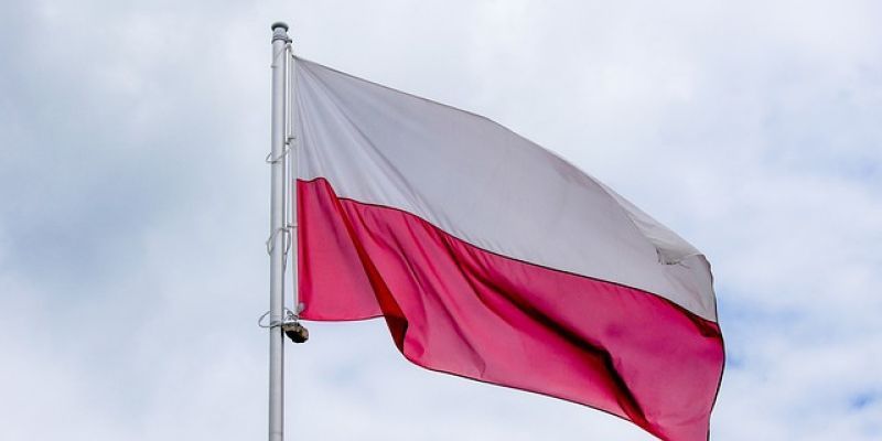 Warszawa rozdaje darmowe flagi. Sprawdź, gdzie i kiedy można je odebrać
