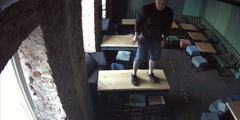 Policja poszukuje sprawcy włamania do baru przy ulicy Chmielnej w Warszawie