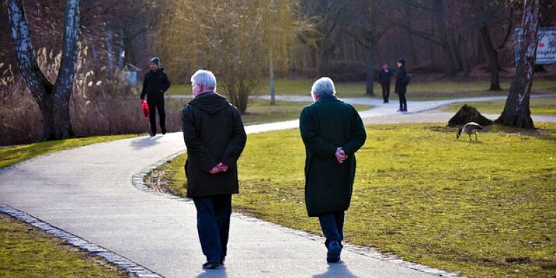 Seniorzy tłumnie ruszyli do ZUS-u. Instytucja apeluje: "Nie trzeba się spieszyć"