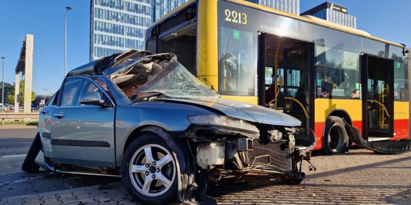 Wypadek na Alejach Jerozolimskich: kierowca samochodu nie żyje, dwoje pasażerów autobusu trafiło do szpitala