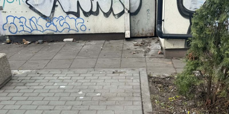 Mieszkańcy skarżą się na bałagan na osiedlu Ruda. Spółdzielnia odpowiada: „jest sprzątane regularnie”