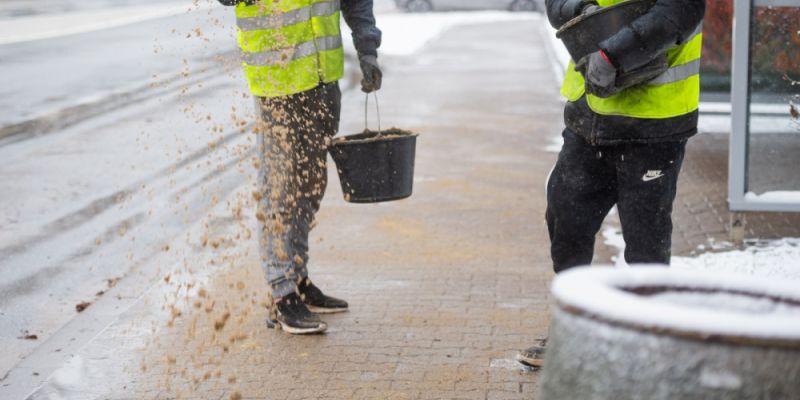 Bezpieczeństwo na warszawskich chodnikach zimą. Kto odpowiada za odśnieżanie i jak zgłosić problem?