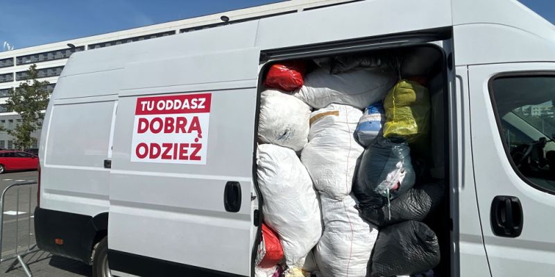 Sobotnie zbiórki tekstyliów w warszawskich dzielnicach. Pierwsza akcja w Wawrze